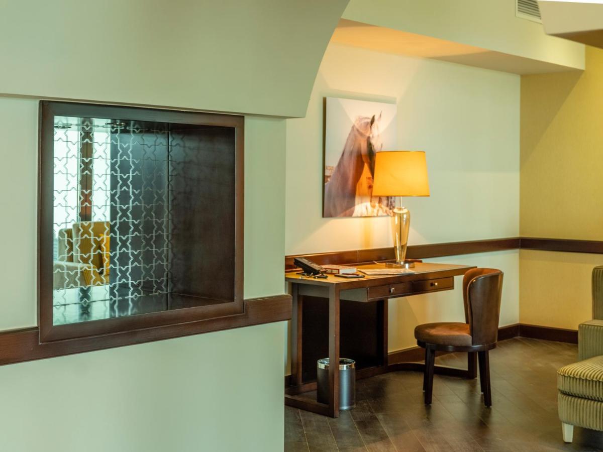 Retaj Salwa Resort & Spa Доха Екстер'єр фото A room at the Inn at the Opera