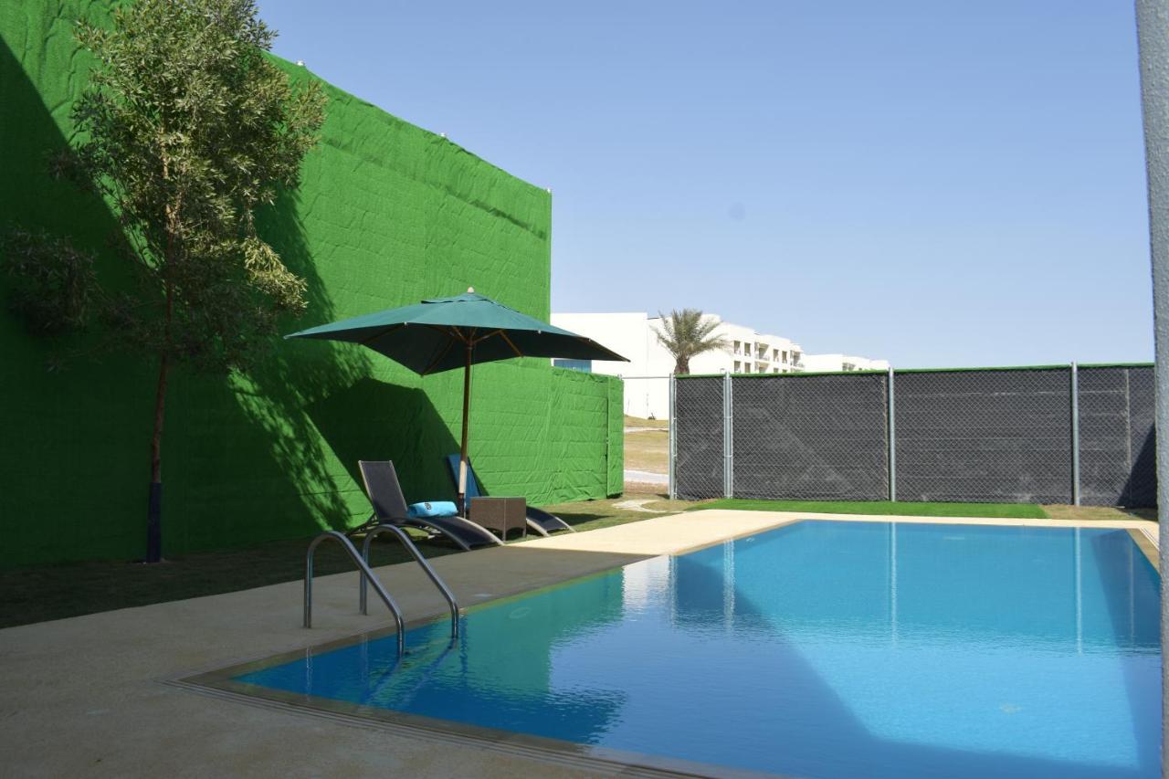 Retaj Salwa Resort & Spa Доха Екстер'єр фото A swimming pool in a private garden