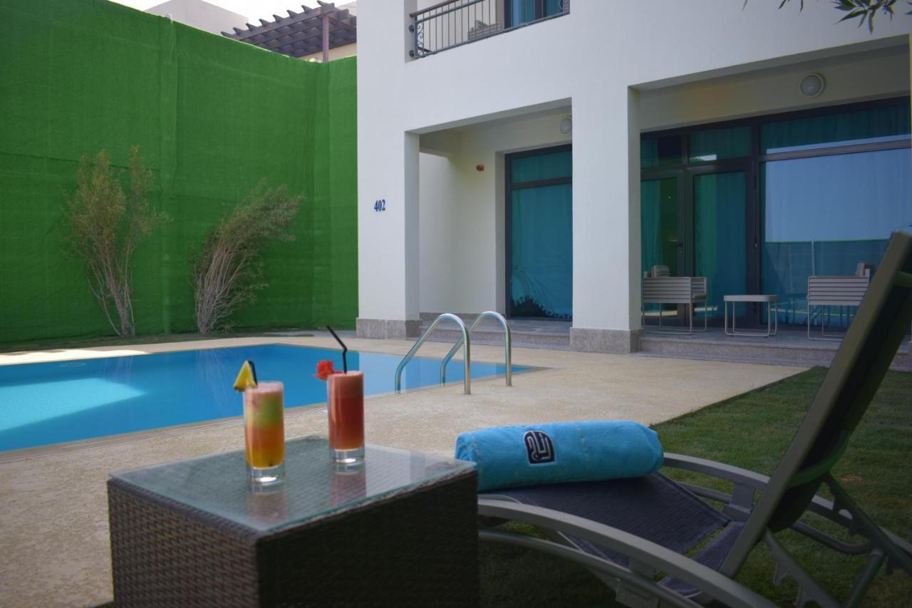 Retaj Salwa Resort & Spa Доха Екстер'єр фото The swimming pool at the hotel