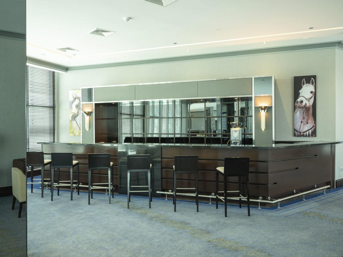 Retaj Salwa Resort & Spa Доха Екстер'єр фото The bar at the 360° Club